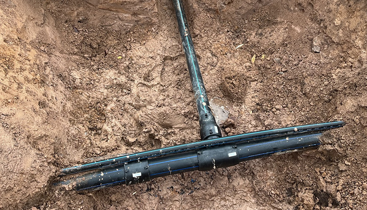 Bild från ett kundcase i Aneby där vi gjorde ett stamledningsbyte. Bild på rör i mark